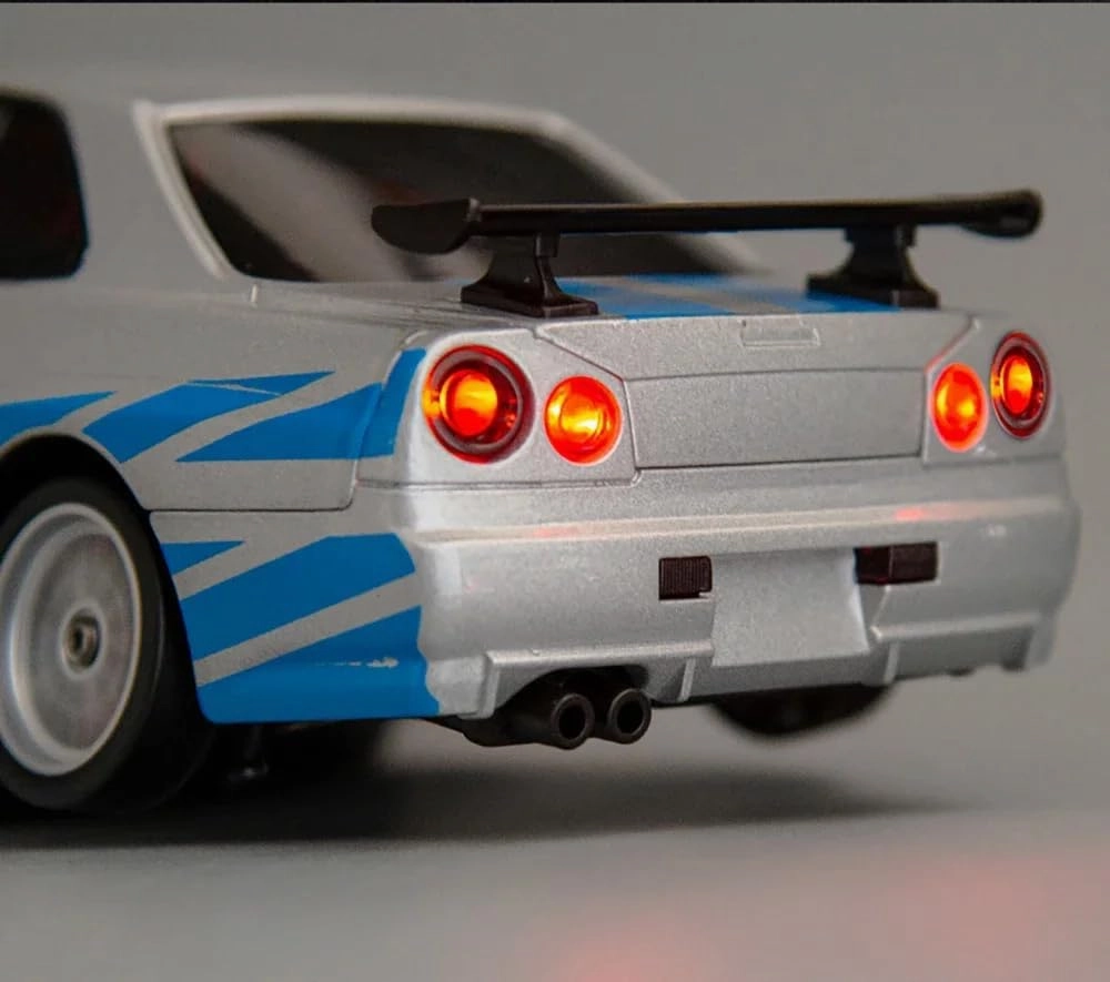 LD1899 1:18 RC Drift Car GTR R34 2.4GHz RWD with Gyroscope on-Road Alloy Body Shell Racing Cars Radio Control (Silvery)